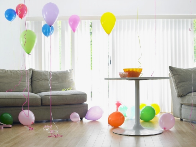 Украшаем комнату воздушными шарами