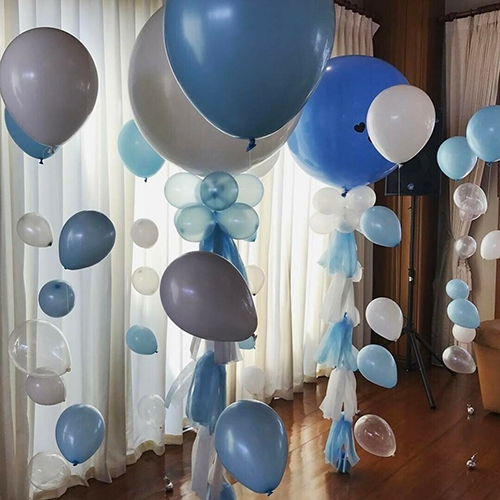 Большие голубые и белые шары